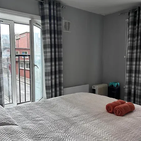 Liffey Boardwalk 3br Near Ha'penny Br & Temple Bar Apartment Dublin