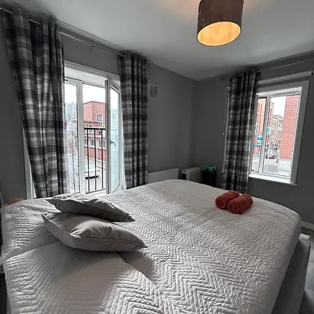 Liffey Boardwalk 3br Near Ha'penny Br & Temple Bar Apartment Dublin